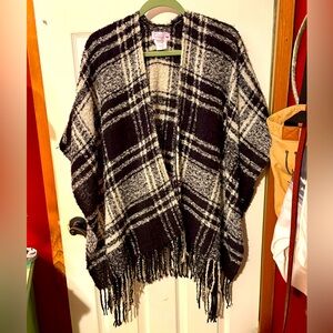 Papillon Blanc Black and White Cozy Poncho